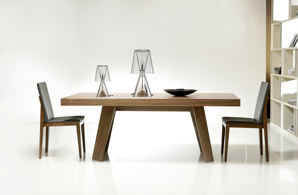 SWAN table lamp designed by Filip Houdek 2016